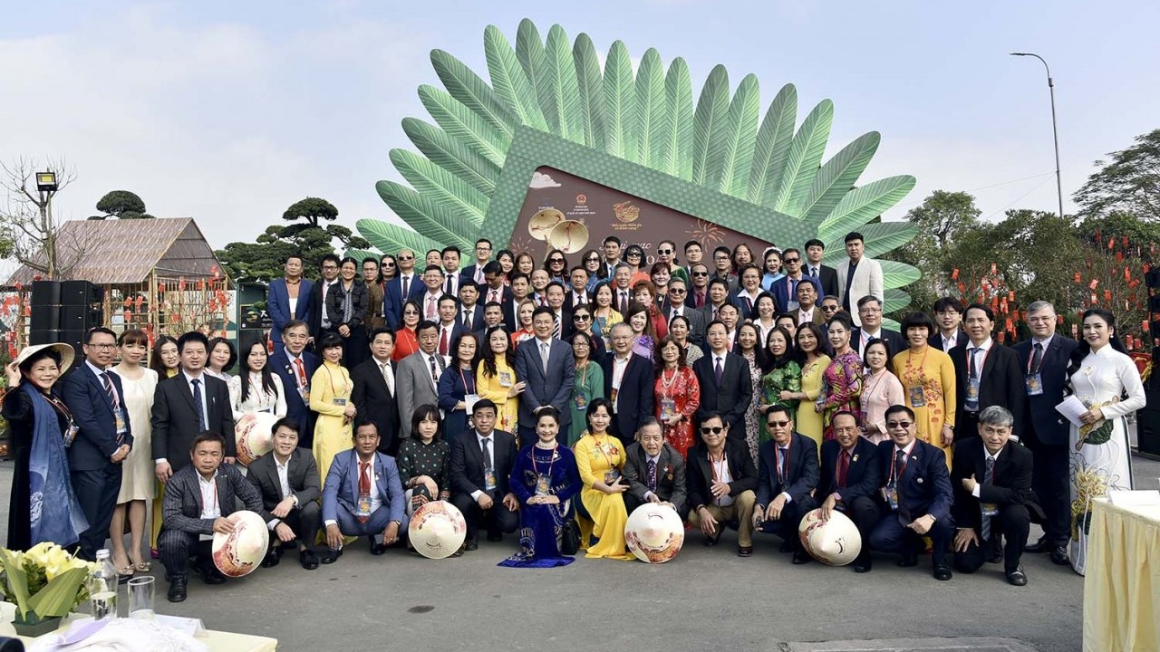 Hàng trăm kiều bào dự Hội chợ Happy Tết 2023 và đường hoa Home Hanoi Xuan 2023