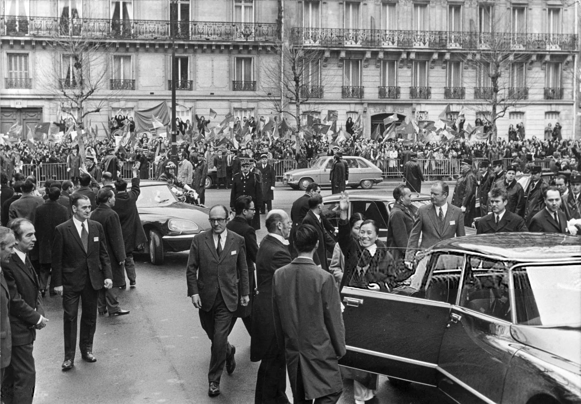 Bà Nguyễn Thị Bình (người vẫy tay) trên Đại lộ Kléber khi đến Paris dự cuộc đàm phán 4 bên, tháng 11/1968.