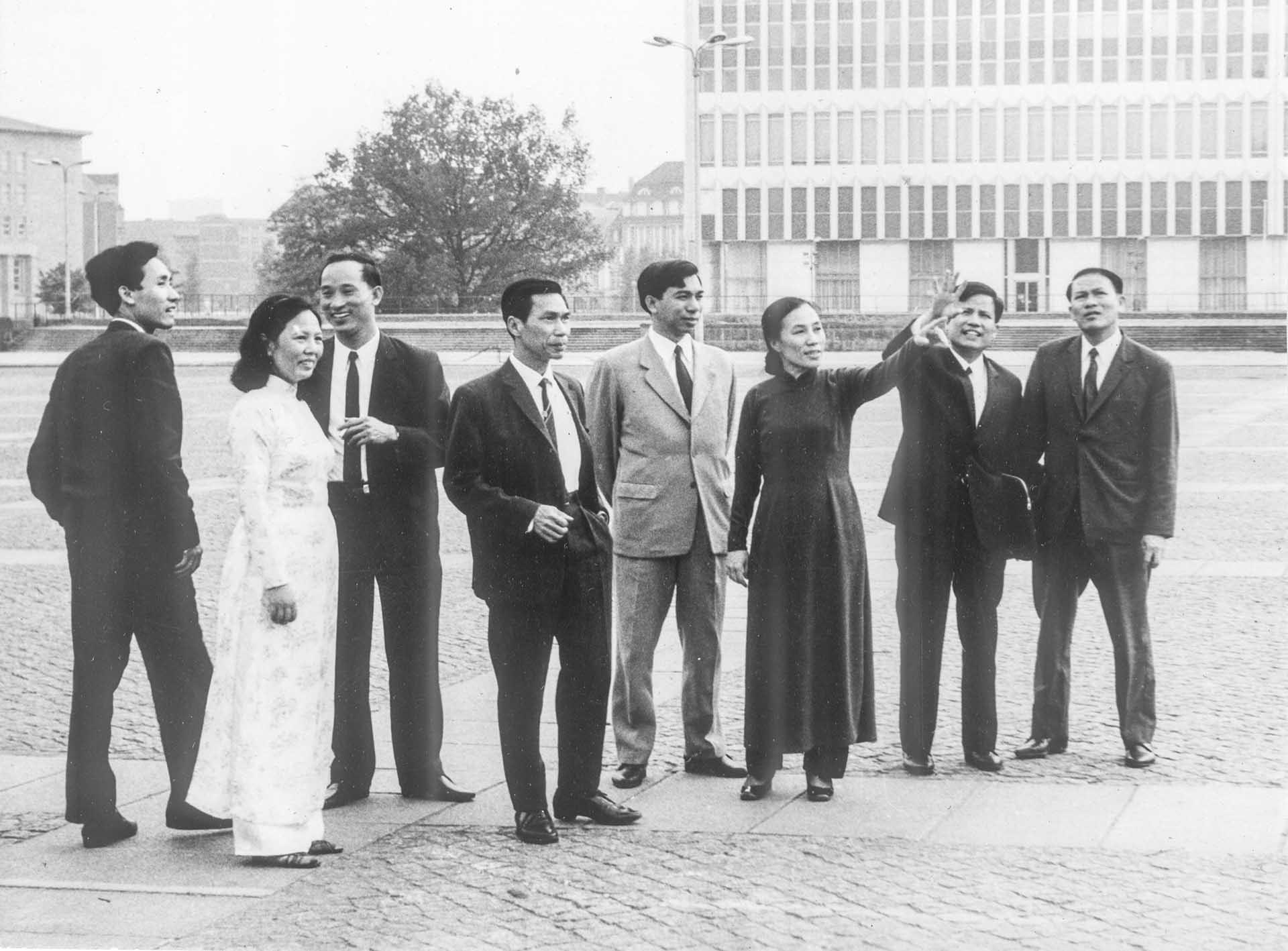 Đoàn đàm phán của Mặt trận Dân tộc Giải phóng miền Nam Việt Nam đến Bulgaria.