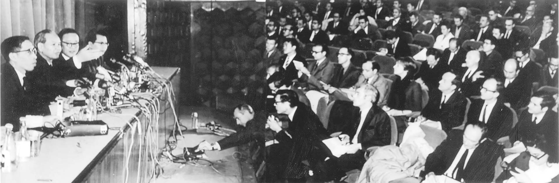 Một cuộc họp báo quốc tế  do Bộ trưởng Xuân Thủy chủ trì.