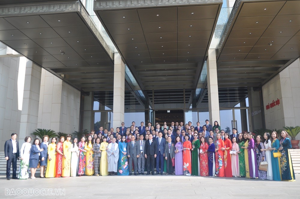 (01.13) Ủy viên Bộ Chính trị, Phó Chủ tịch Thường trực Quốc hội Trần Thanh Mẫn chụp ảnh cùng các đại biểu, đồng bào người Việt Nam ở nước ngoài tiêu biểu trước Nhà Quốc hội. (Ảnh: Minh Quân)