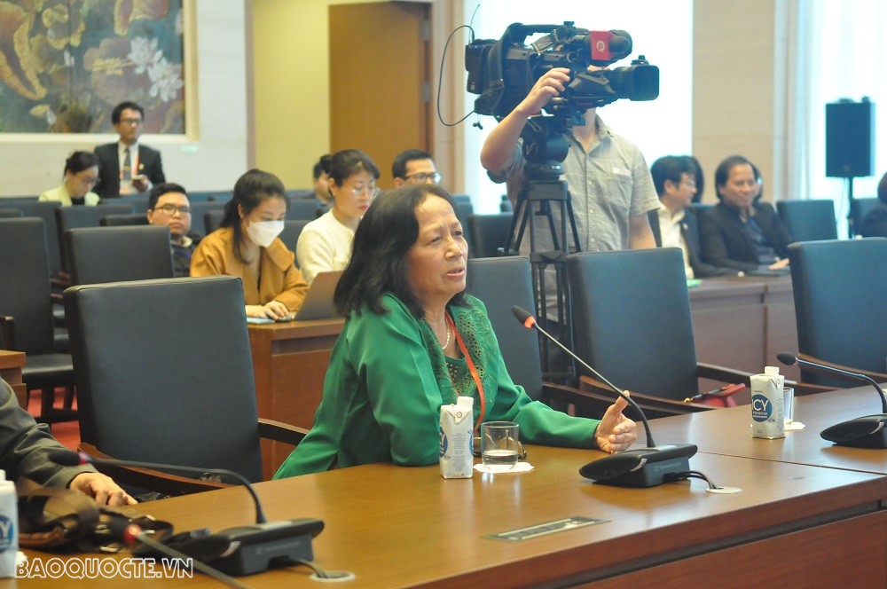 (01.13) Tiến sĩ Trần Thu Dung, Chủ tịch hội Aurore- Ánh sáng, Phó trưởng ban Liên lạc người Việt châu Âu vì biển, đảo Việt Nam, chia sẻ tại Tọa đàm. (Ảnh: Minh Quân)