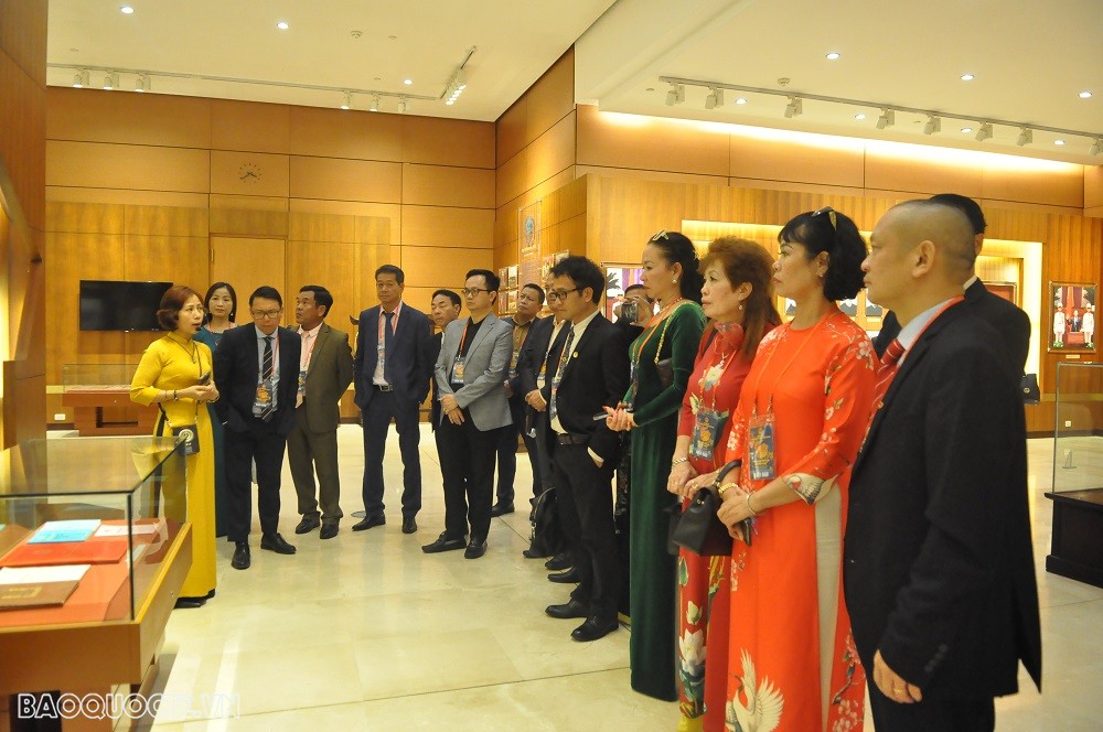 (01.13) Các đại biểu người Việt Nam ở nước ngoài tiêu biểu thăm Phòng Truyền thống Nhà Quốc hội. (Ảnh: Minh Quân)