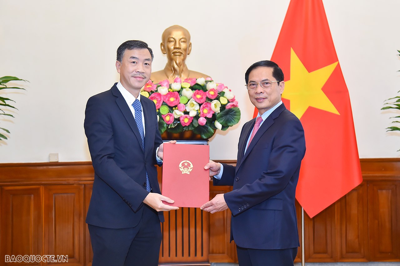 Ủy viên Trung ương Đảng, Bộ trưởng Ngoại giao Bùi Thanh Sơn đã trao quyết định chuyển đổi chức vụ lãnh đạo, quản lý khi thực hiện chuyển đổi mô hình tổ chức của Trung tâm Biên phiên dịch quốc gia thành Vụ Biên Phiên dịch đối ngoại. Trong ảnh: Bộ trưởng Ngoại giao Bùi Thanh Sơn trao quyết định cho ông Dương Hoài Nam, Giám đốc Trung tâm Biên Phiên dịch quốc gia là Vụ trưởng Vụ Biên phiên dịch đối ngoại.