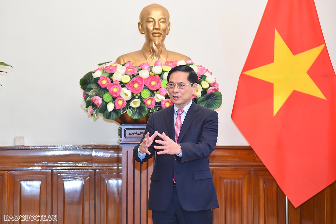 Phát biểu tại buổi lễ trao quyết định, Bộ trưởng Ngoại giao Bùi Thanh Sơn chúc mừng các cán bộ được bổ nhiệm, điều động vào vị trí công tác mới; đồng thời khẳng định, đây là sự tin tưởng của Ban cán sự Đảng Bộ, Lãnh đạo Bộ đối với phẩm chất, năng lực của cán bộ nhận quyết định lần này.