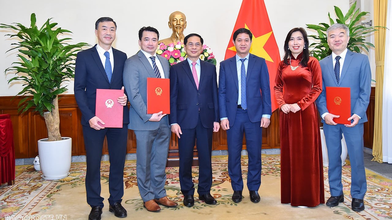 Bộ Ngoại giao trao quyết định điều động, phân công công tác cán bộ cấp Vụ