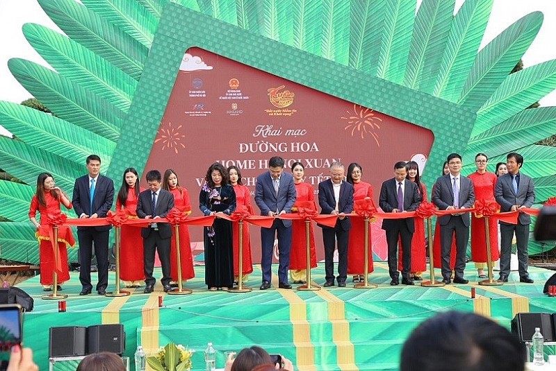 Hàng trăm kiều bào dự Hội chợ Happy Tết 2023 và đường hoa Home Hanoi Xuan 2023