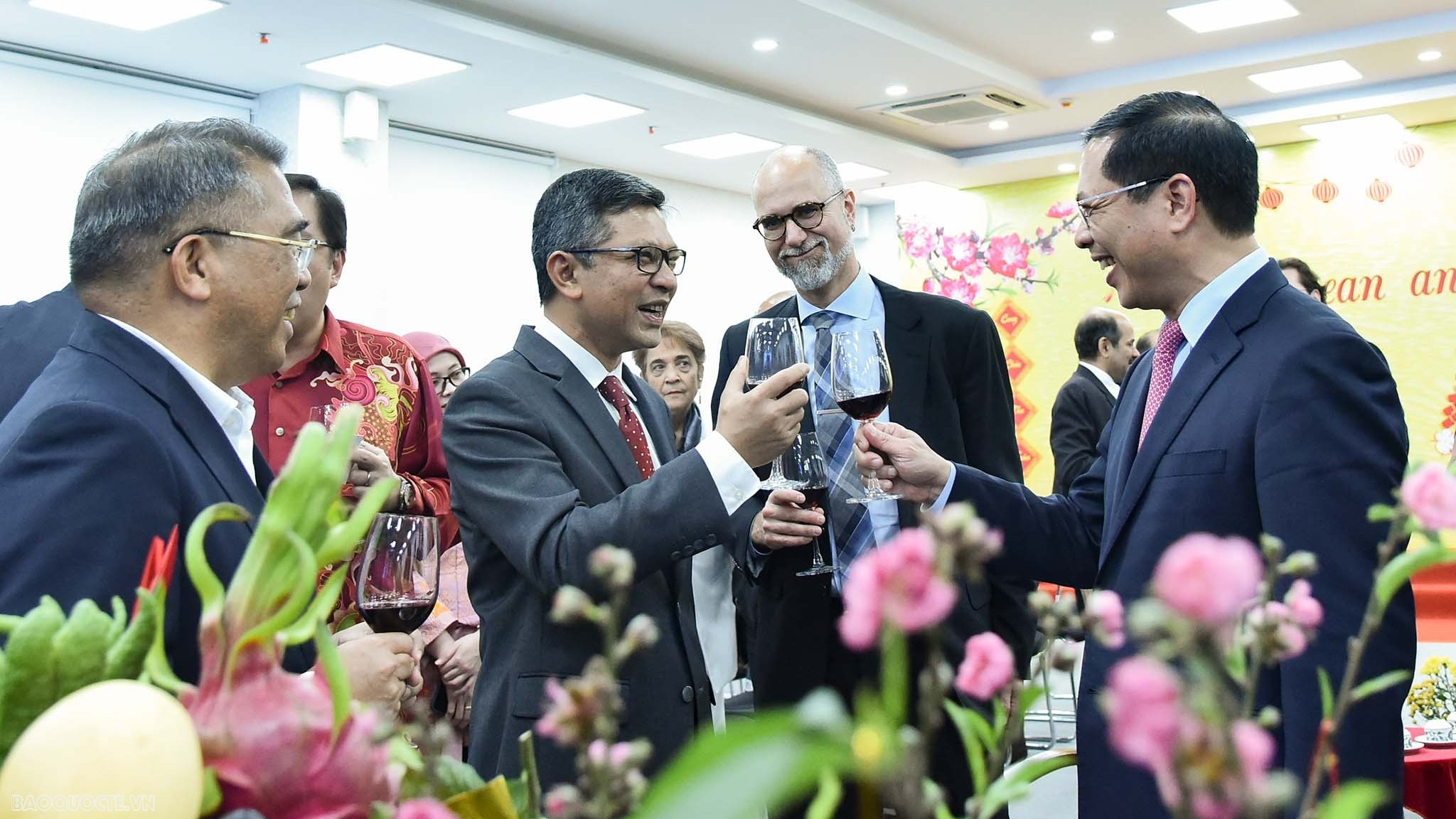 Bạn bè quốc tế tìm hiểu phong tục Tết Việt, xem nặn tò he, vẽ thư pháp, tranh Đông Hồ