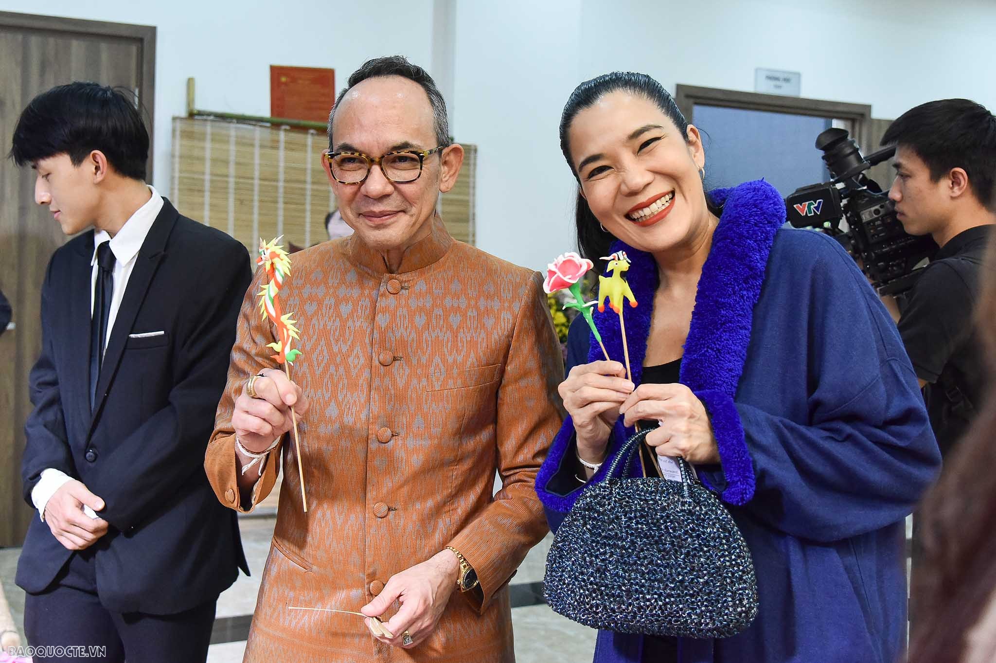 Bạn bè quốc tế xem nặn tò he, thư pháp, vẽ tranh Đông Hồ của người Việt