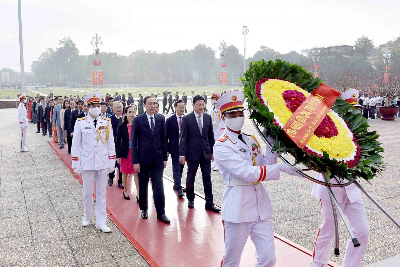 Xuân Quê hương 2023: Chủ tịch nước Nguyễn Xuân Phúc và Phu nhân dâng hương tại điện Kính Thiên