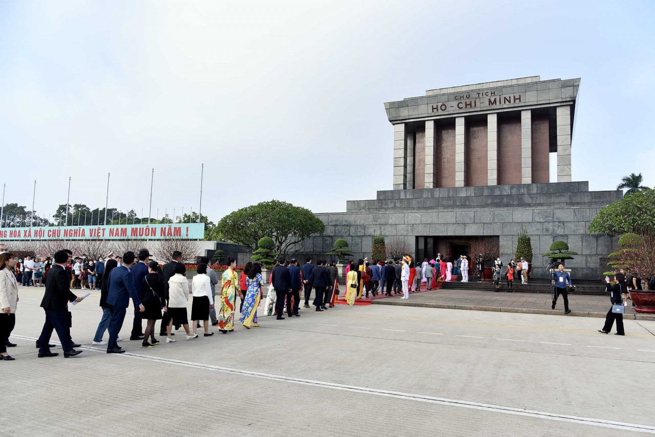 Xuân Quê hương 2023: Chủ tịch nước Nguyễn Xuân Phúc và Phu nhân dâng hương tại điện Kính Thiên