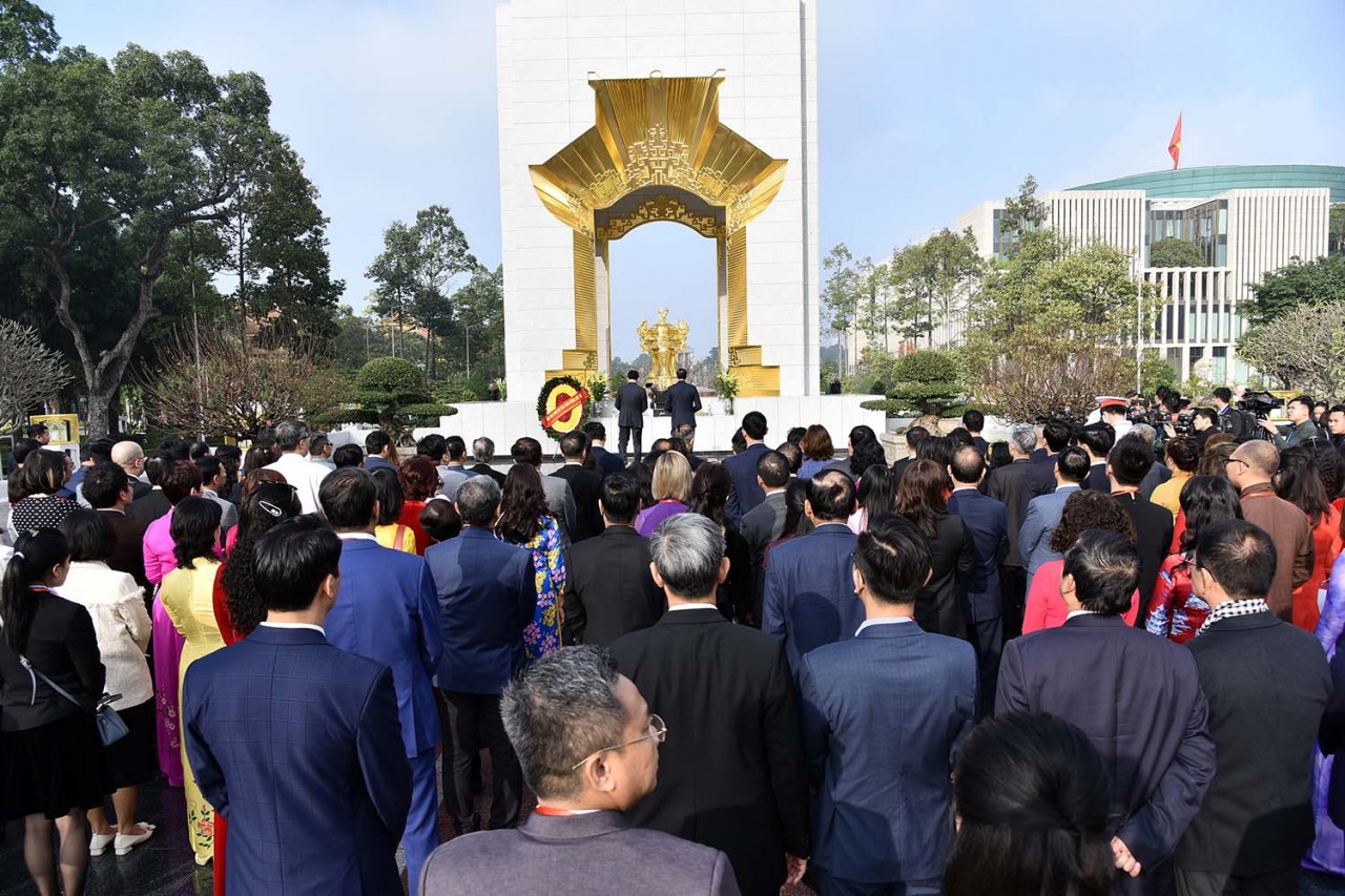 Xuân Quê hương 2023: Chủ tịch nước Nguyễn Xuân Phúc và Phu nhân dâng hương tại điện Kính Thiên