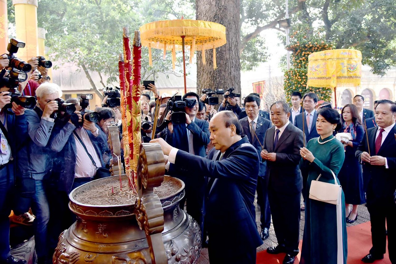 Xuân Quê hương 2023: Chủ tịch nước Nguyễn Xuân Phúc và Phu nhân dâng hương tại điện Kính Thiên