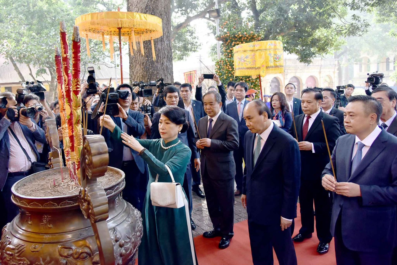 Xuân Quê hương 2023: Chủ tịch nước Nguyễn Xuân Phúc và Phu nhân dâng hương tại điện Kính Thiên