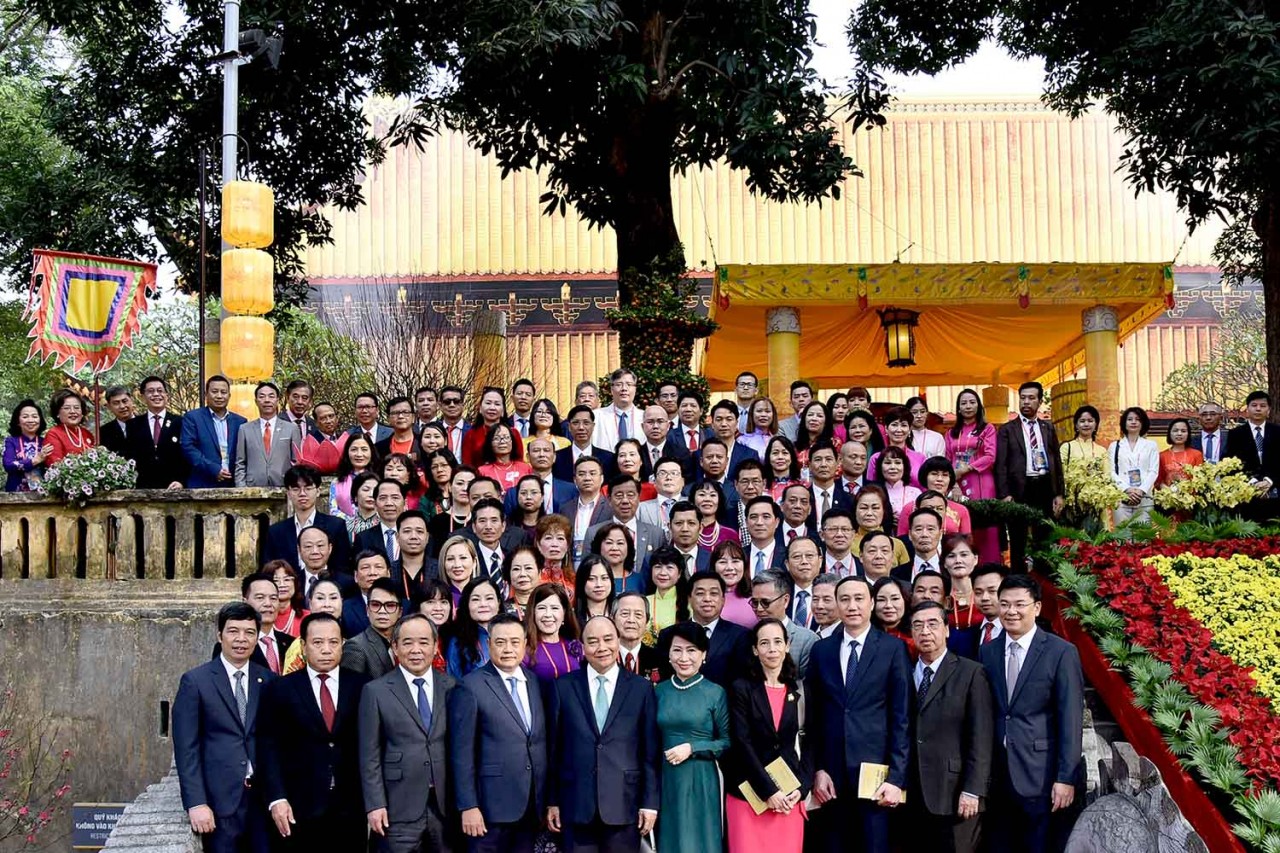 Xuân Quê hương 2023: Chủ tịch nước Nguyễn Xuân Phúc và Phu nhân dâng hương tại điện Kính Thiên