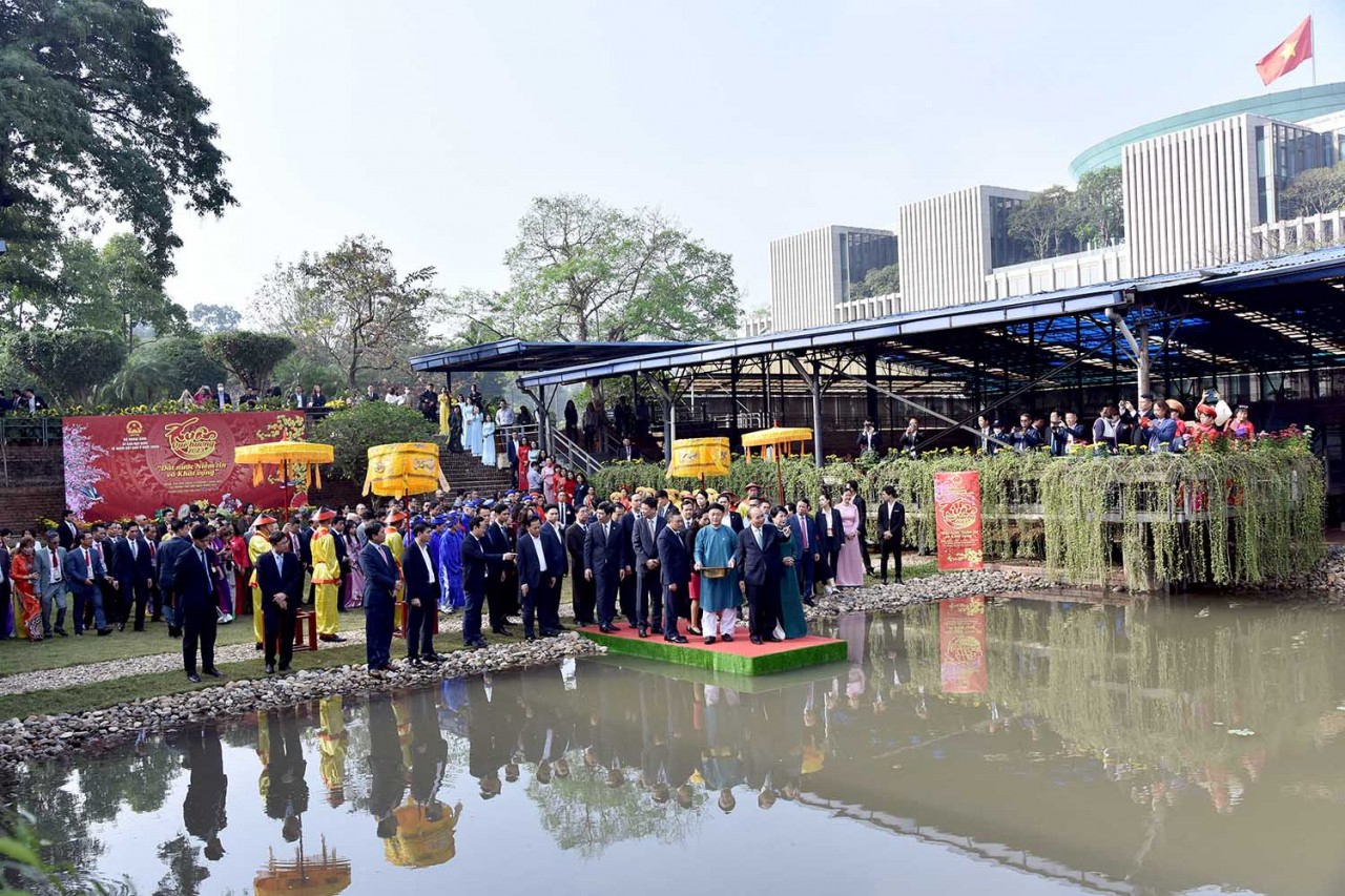 Xuân Quê hương 2023: Chủ tịch nước Nguyễn Xuân Phúc và Phu nhân dâng hương tại điện Kính Thiên