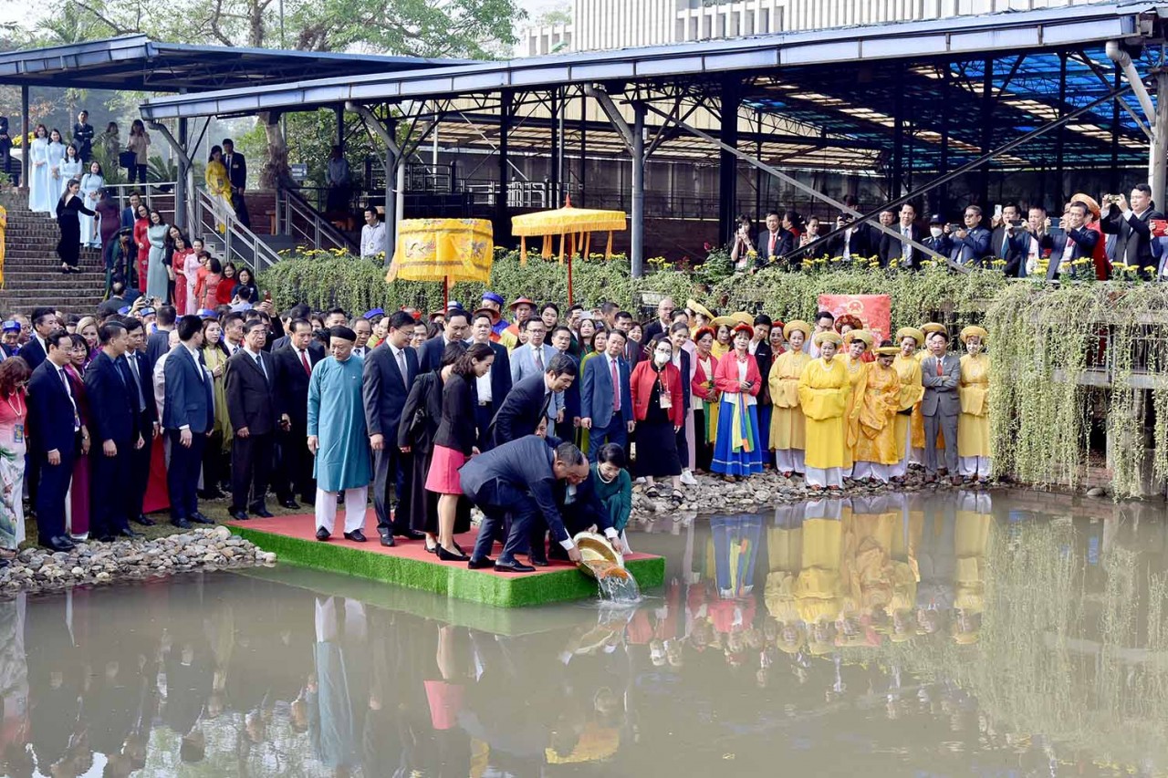 Xuân Quê hương 2023: Chủ tịch nước Nguyễn Xuân Phúc và Phu nhân dâng hương tại điện Kính Thiên