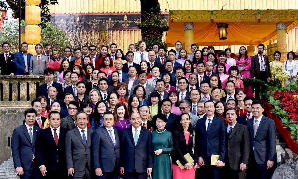 Xuân Quê hương 2023: Chủ tịch nước Nguyễn Xuân Phúc và Phu nhân dâng hương tại điện Kính Thiên