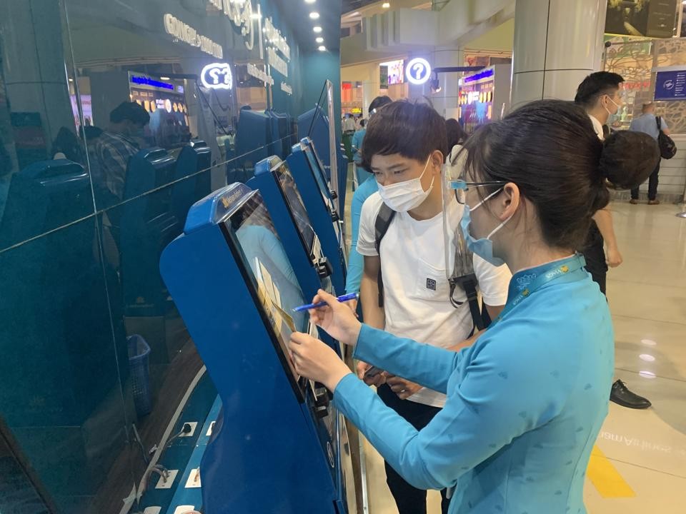 Du khách làm thủ tục tại sân bay quốc tế Nội Bài. Ảnh: Phạm Hùng Du khách làm thủ tục tại sân bay quốc tế Nội Bài. Ảnh: Phạm Hùng