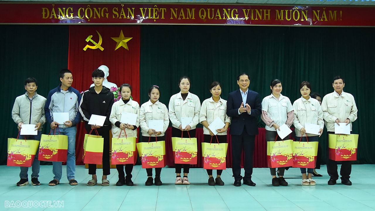 Bộ trưởng Ngoại giao Bùi Thanh Sơn thăm, tặng quà Tết người lao động, gia đình chính sách tại Vĩnh Phúc
