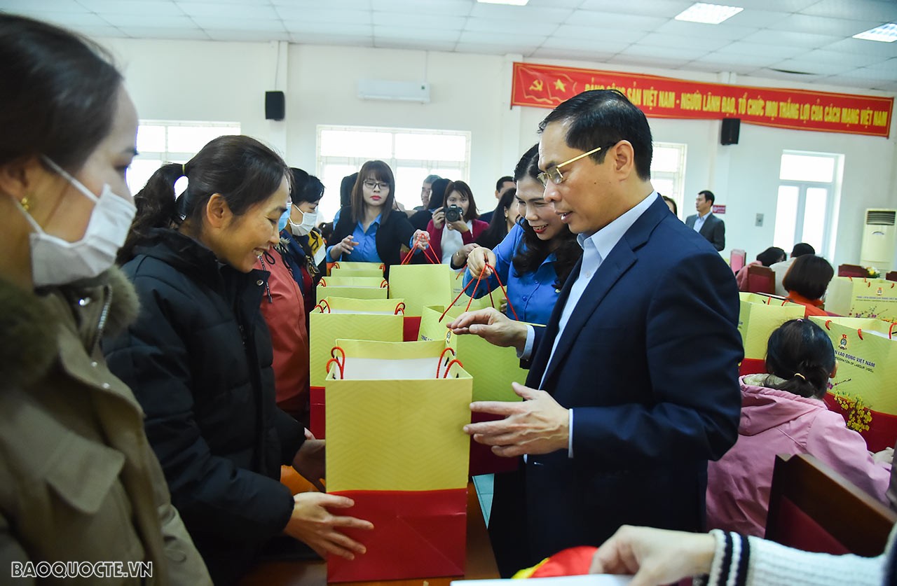 Đồng thời gửi lời chúc sức khỏe, hạnh phúc, thành công đến toàn thể cán bộ, đảng viên, các tầng lớp nhân dân tỉnh Vĩnh Phúc nhân dịp chuẩn bị đón Tết Nguyên đán Quý Mão 2023.