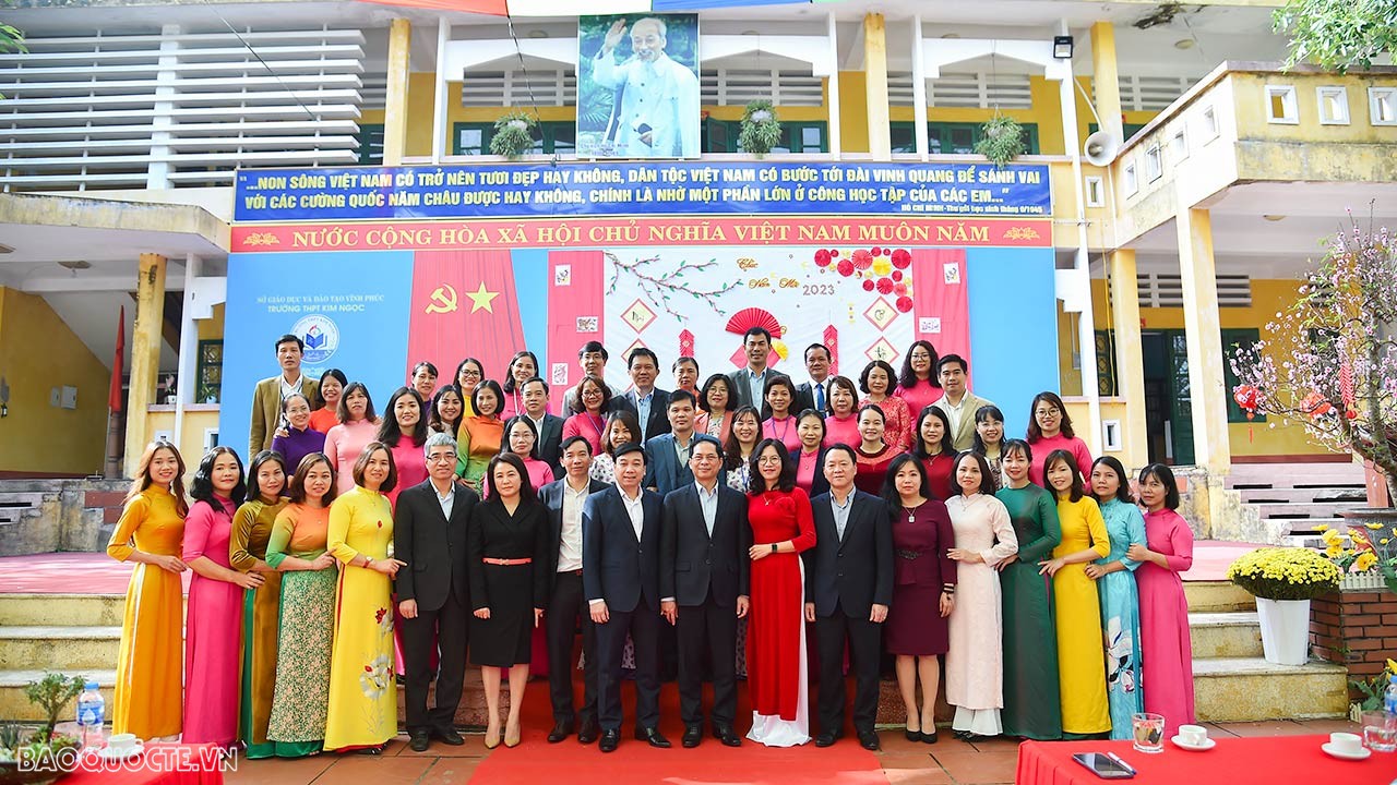 Bộ trưởng Ngoại giao Bùi Thanh Sơn thăm, tặng quà Tết người lao động, gia đình chính sách tại Vĩnh Phúc