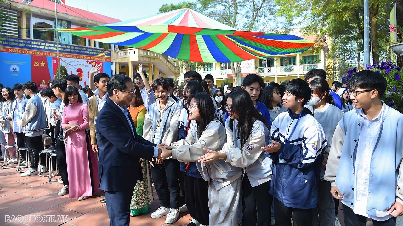 Bộ trưởng Ngoại giao Bùi Thanh Sơn thăm, tặng quà Tết người lao động, gia đình chính sách tại Vĩnh Phúc