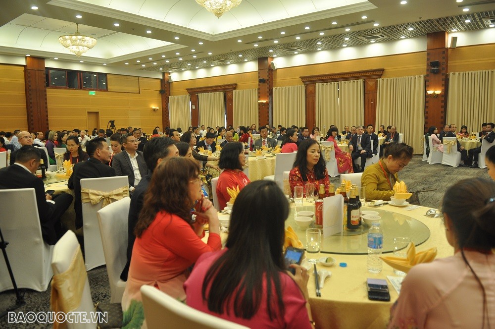 (01.14) Các đại diện tiêu biểu cho cộng đồng người Việt Nam ở nước ngoài về dự Xuân Quê hương lắng nghe những chia sẻ tại buổi lễ. (Ảnh: Minh Quân)