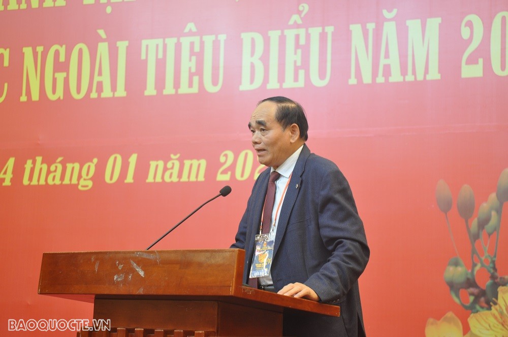 (01.14) Ông Hoàng Mạnh Huê,   Chủ tịch Liên hiệp các Hội Doanh nghiệp Việt Nam tại châu Âu, nêu mong muốn của nhiều bà con người Việt Nam ở nước ngoài. (Ảnh: Minh Quân)