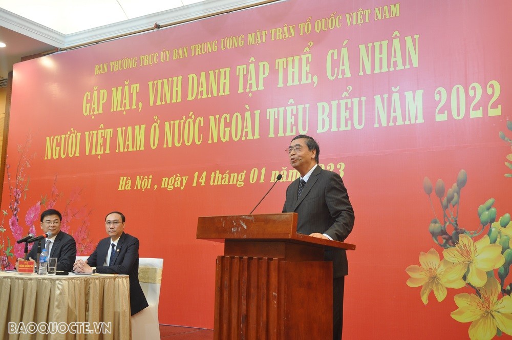 (01.14) Nguyên Thứ trưởng Ngoại giao, Chủ tịch Hội Liên lạc với người Việt Nam ở nước ngoài Nguyễn Phú Bình chia sẻ về một số đóng góp, ý kiến của bà con người Việt Nam ở nước ngoài. (Ảnh: Minh Quân)