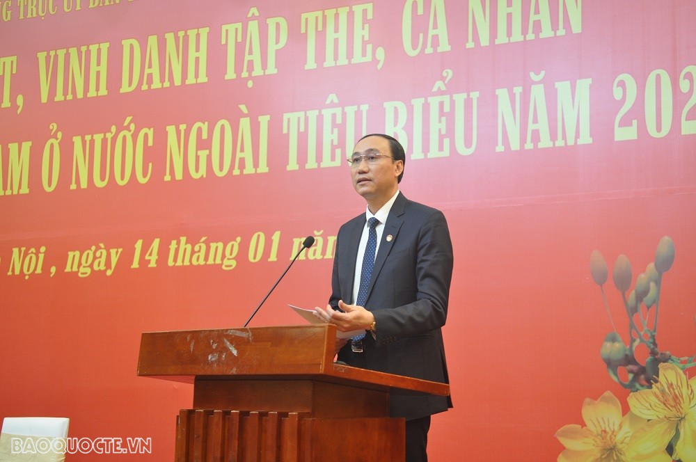 (01.14) Phó Chủ tịch Ủy ban Trung ương Mặt trận Tổ quốc Việt Nam Phùng Khánh Tài bày tỏ sự xúc động trước những chia sẻ, đóng góp, tình cảm của bà con người Việt Nam ở nước ngoài. (Ảnh: Minh Quân)