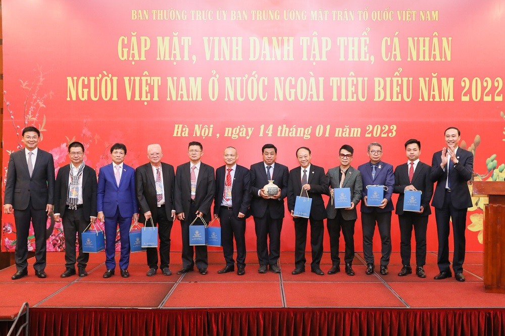 (01.14) Phó Chủ tịch Ủy ban Trung ương Mặt trận Tổ quốc Việt Nam Phùng Khánh Tài trao tặng bằng khen cho các tập thể, cá nhân người Viet Nam ở nước ngoài tiêu biểu năm 2022. (Nguồn: Đại Đoàn Kết)