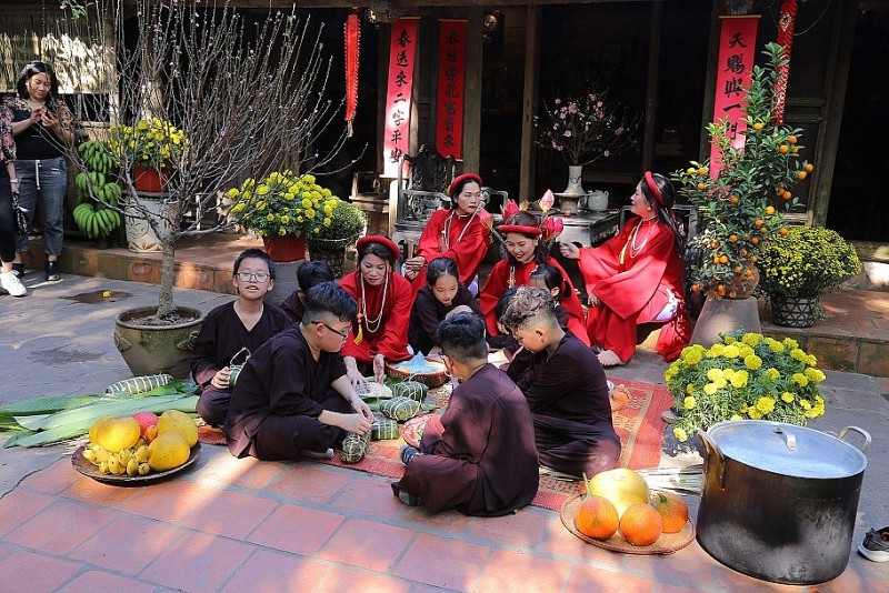 Khách quốc tế trải nghiệm Tết Việt Nam tại làng cổ Đường Lâm