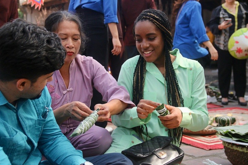 Khách quốc tế trải nghiệm Tết Việt Nam tại làng cổ Đường Lâm