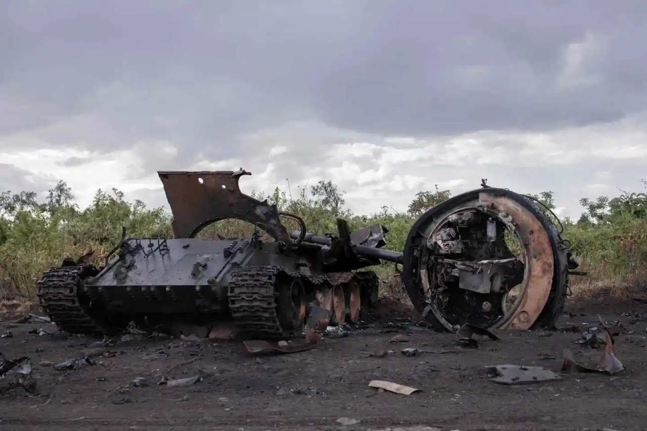 Ảnh ấn tượng tuần (9-15/1): Ông Putin nói mọi nỗ lực gây tổn hại kinh tế Nga không thành hiện thực, lính Ukraine bắn súng cối, lũ lụt nặng ở Mỹ