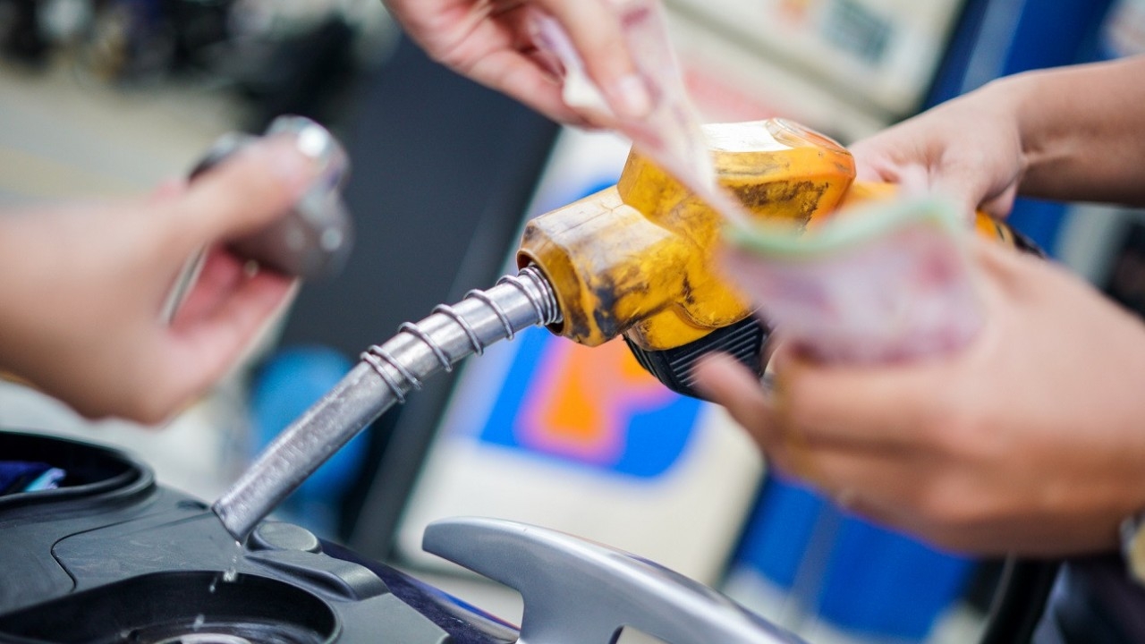 Giá xăng dầu hôm nay 9/2: Tiếp đà leo dốc; Bộ nào sẽ quản lý giá xăng dầu?