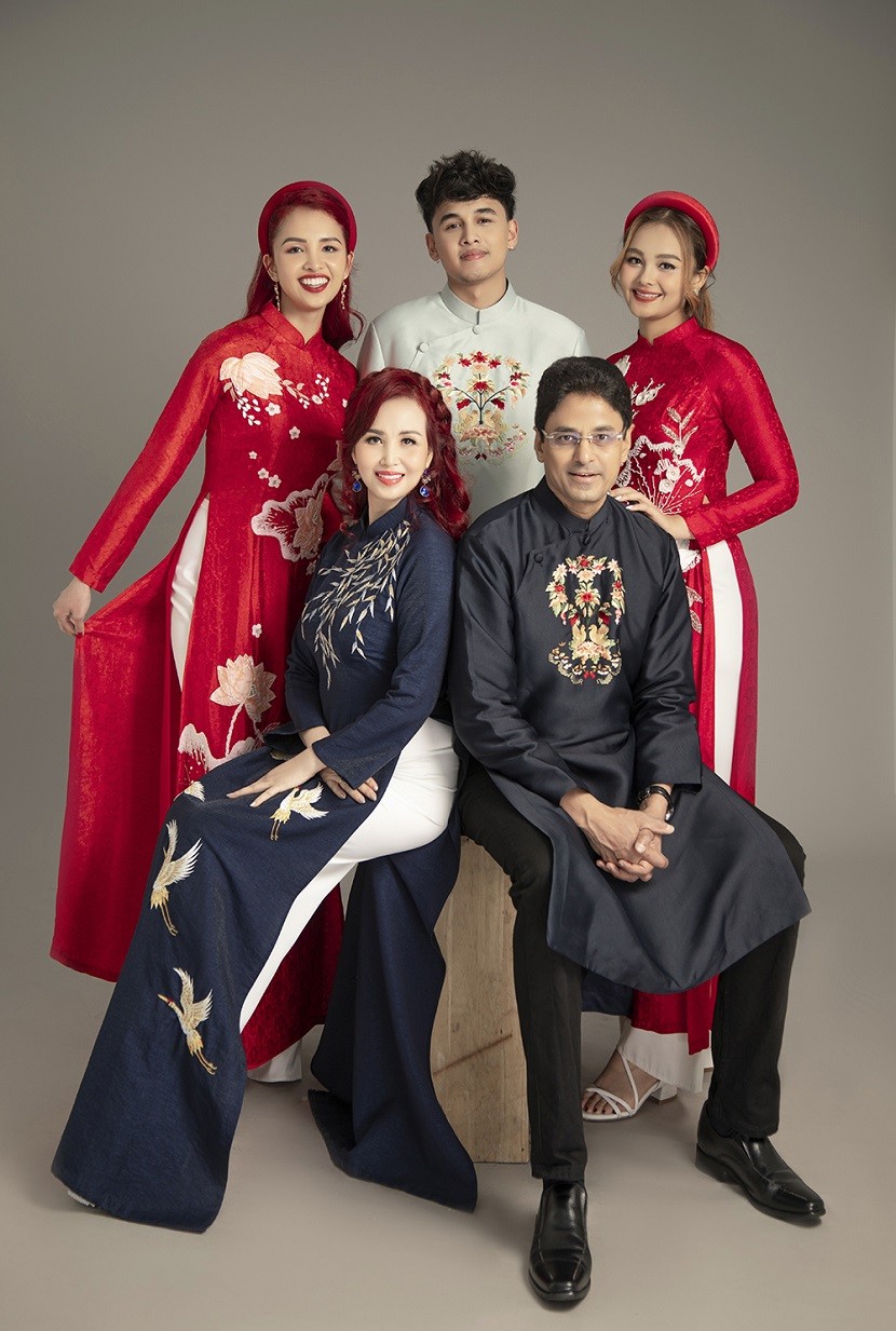 Gia đình Hoa hậu Diệu Hoa chọn áo dài Ngọc Hân trong bộ ảnh kỷ niệm năm 2023