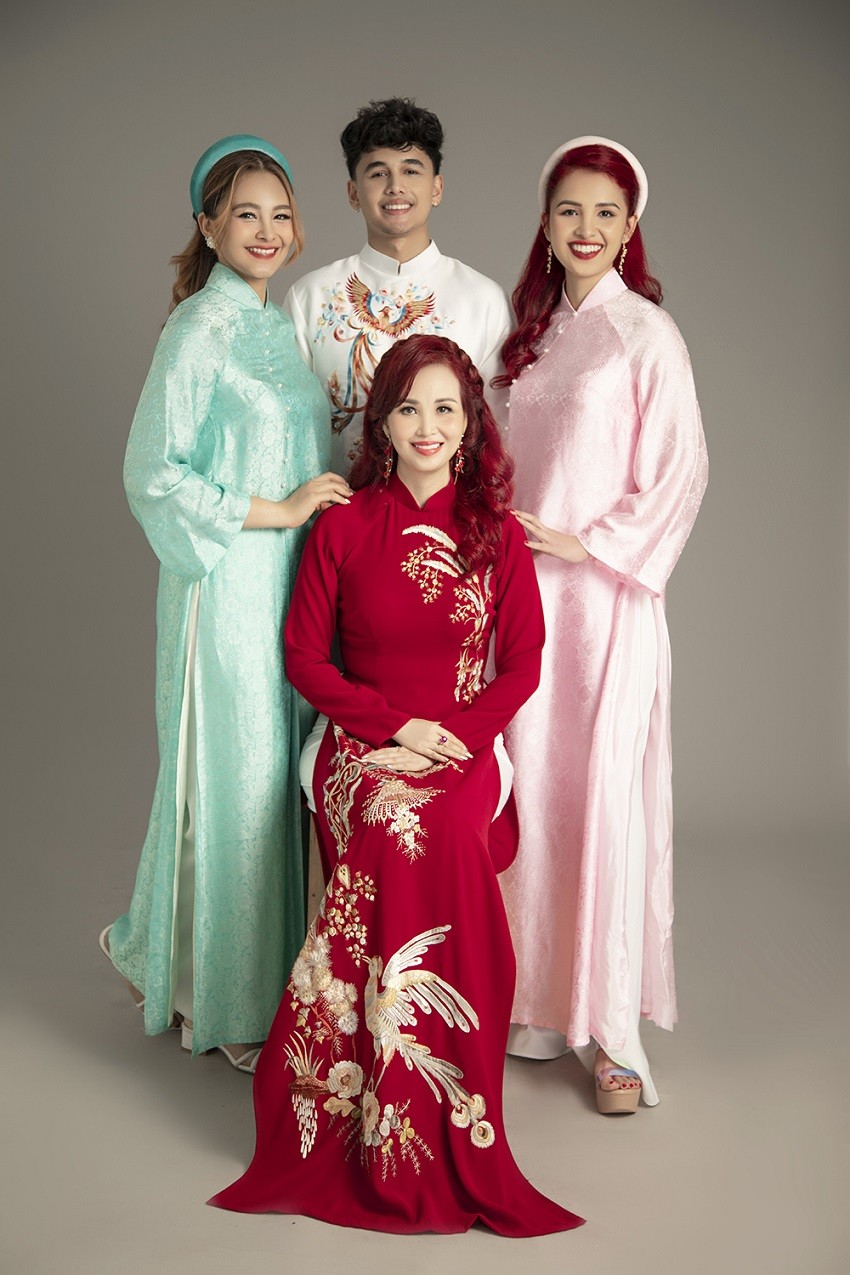 Gia đình Hoa hậu Diệu Hoa chọn áo dài Ngọc Hân trong bộ ảnh kỷ niệm năm 2023