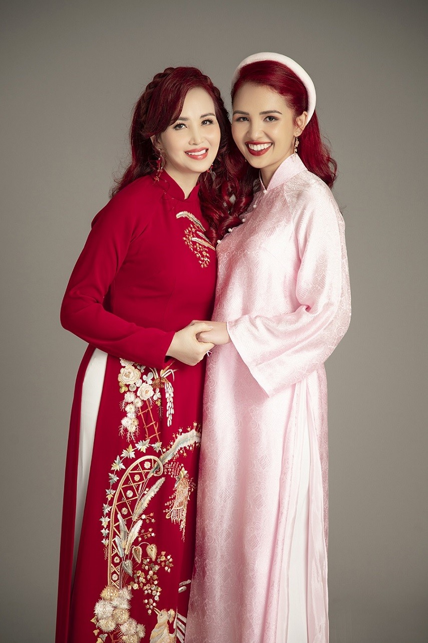 Gia đình Hoa hậu Diệu Hoa chọn áo dài Ngọc Hân trong bộ ảnh kỷ niệm năm 2023