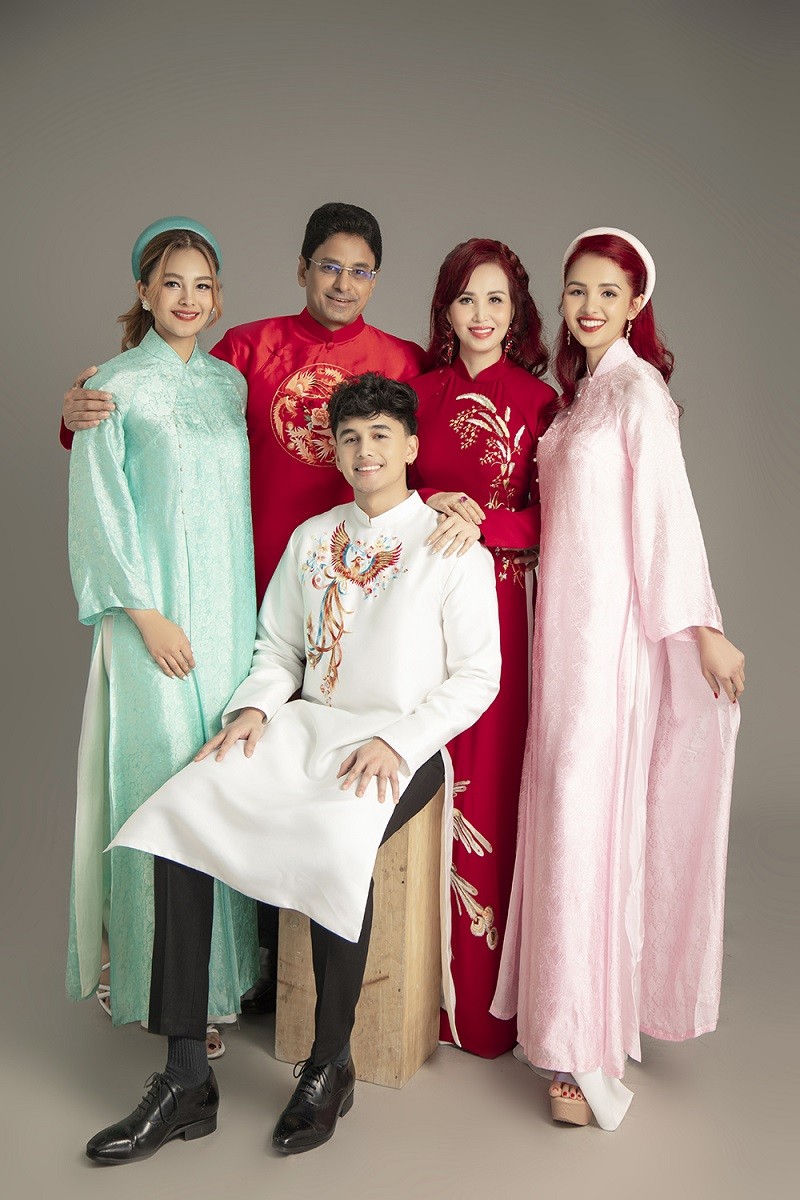 Hoa hậu Diệu Hoa cho biết dịp Tết dương lịch vừa qua là dịp hiếm hoi cả ba con của chị có thể cùng về nhà và chụp một bộ ảnh gia đình với đông đủ các thành viên. Cả nhà diện áo dài do hoa hậu Ngọc Hân thực hiện riêng trong bộ hình kỷ niệm.