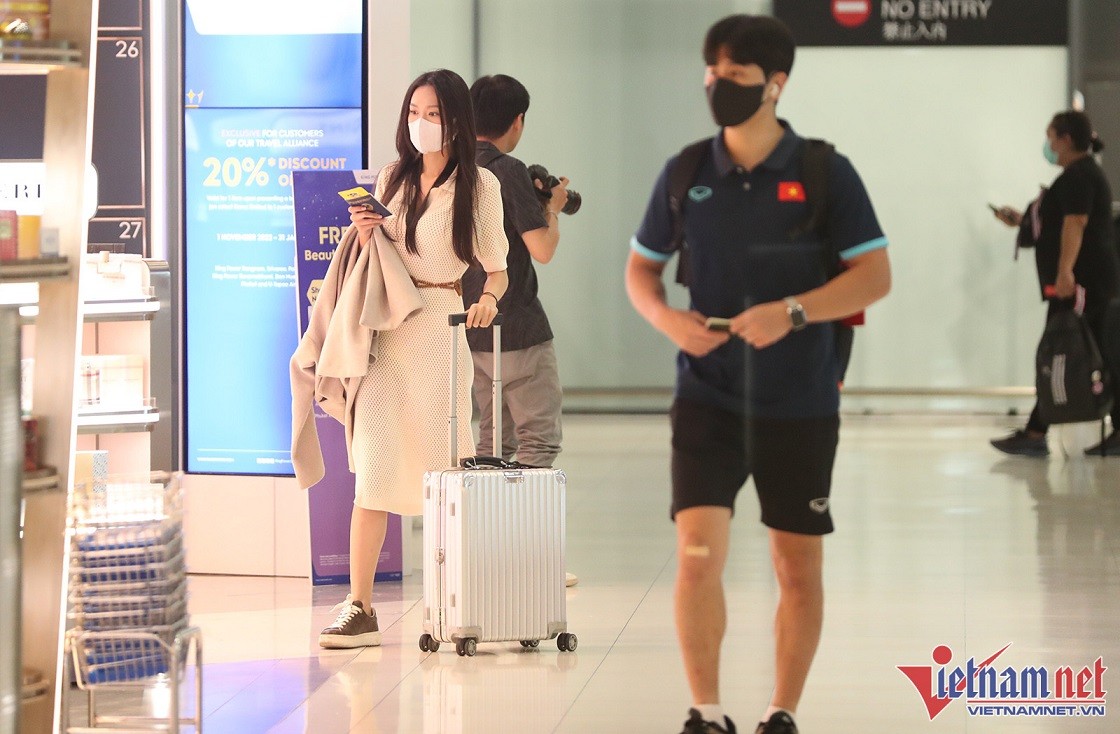 Hải My - bạn gái hậu vệ Đoàn Văn Hậu có mặt trên chuyến bay cùng tuyển Việt Nam sang Thái Lan.