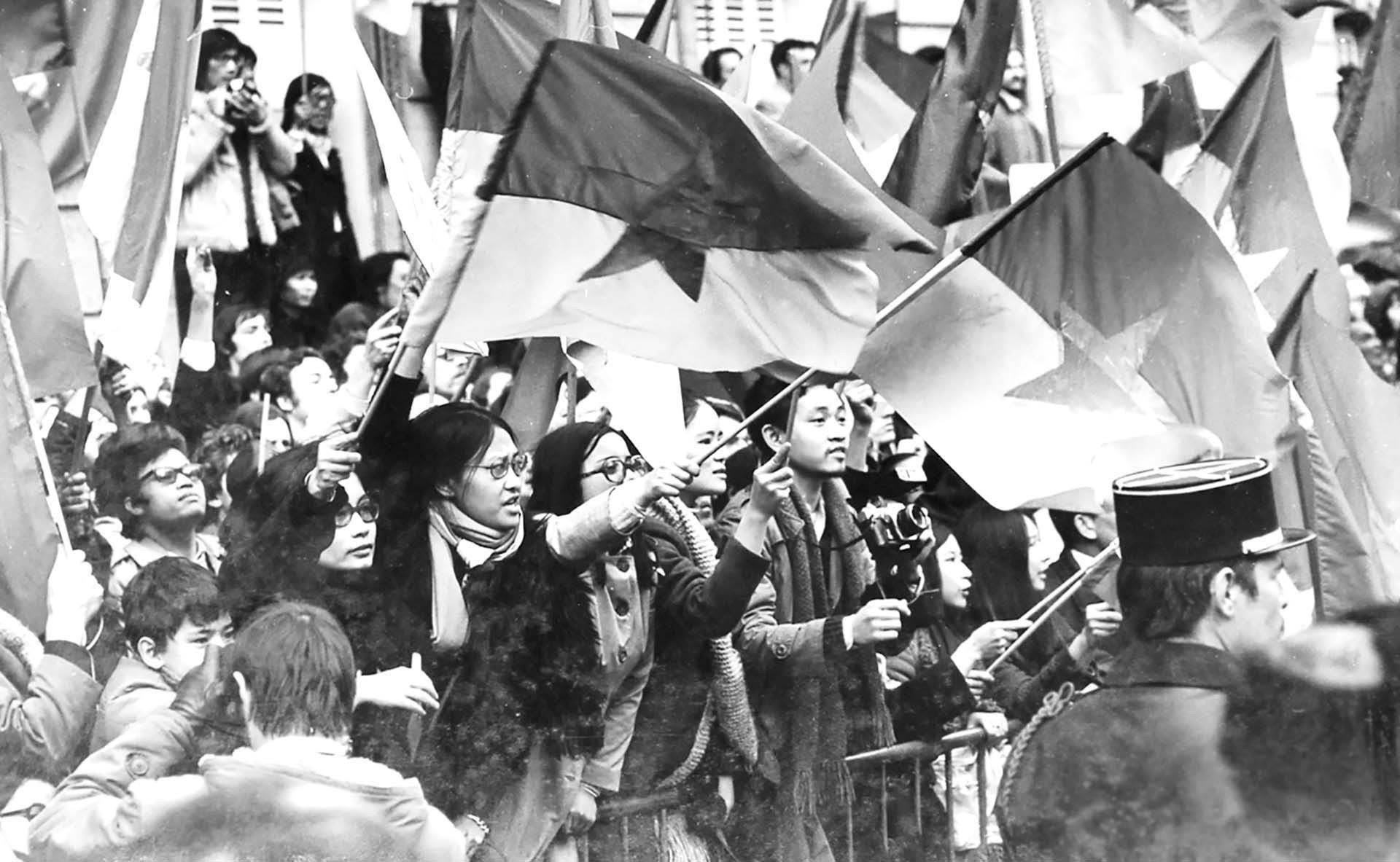 Bà con cộng đồng đón chào đoàn Mặt trận Dân tộc Giải phóng miền Nam Việt Nam.