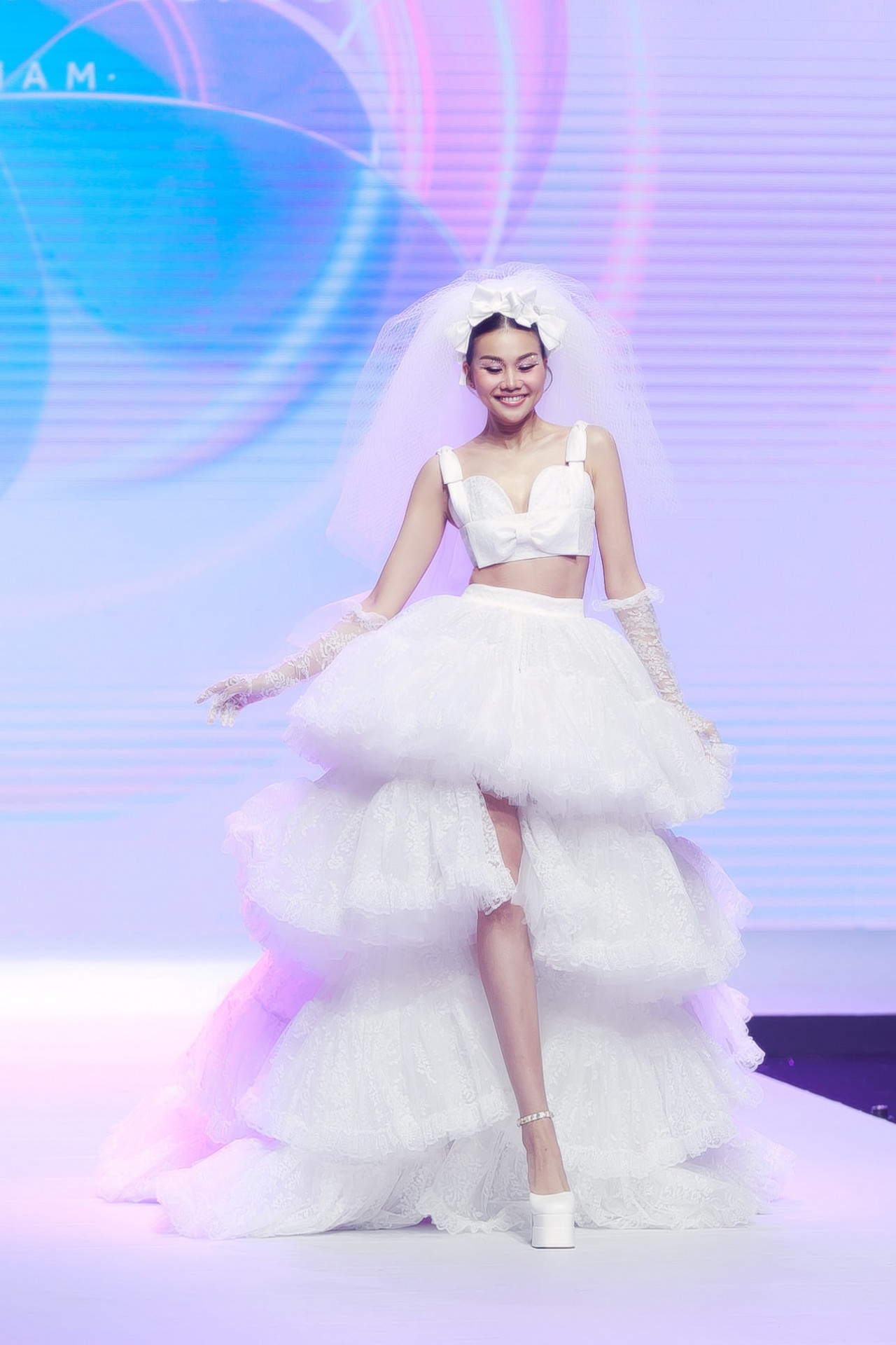 Thanh Hằng mặc áo cưới