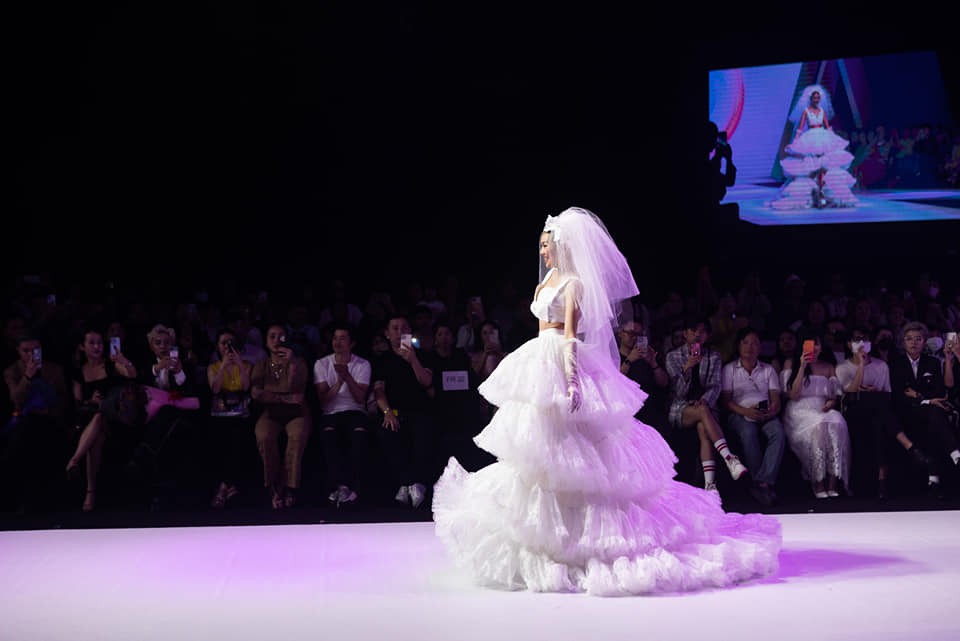 Thanh Hằng mặc áo cưới