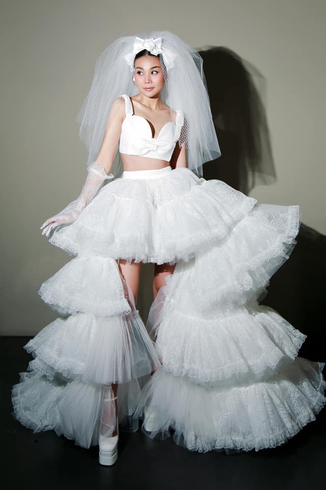 Thanh Hằng mặc áo cưới