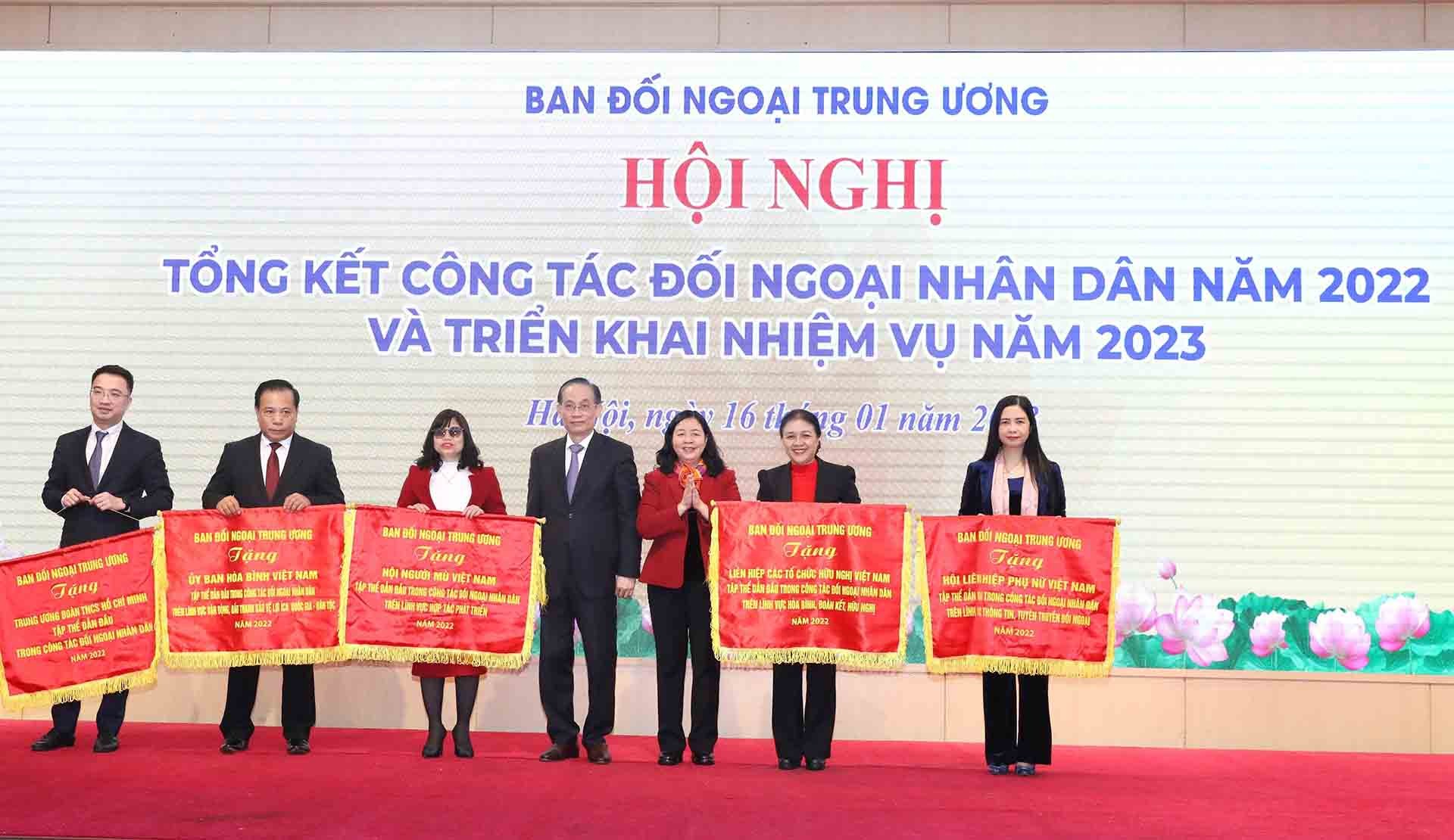Tập thể có thành tích xuất sắc nhận Cờ thi đua của Ban Đối ngoại Trung ương. (Nguồn: TTXVN)