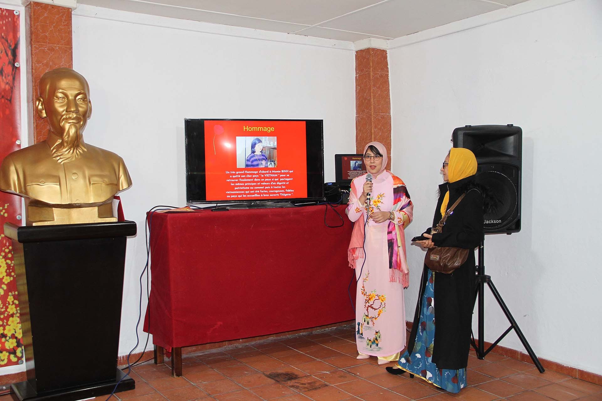 Chị Bechlaghem Sabrina giới thiệu hình ảnh trong chuyến đi cùng gia đình về thăm Việt Nam vào tháng 11/2022.