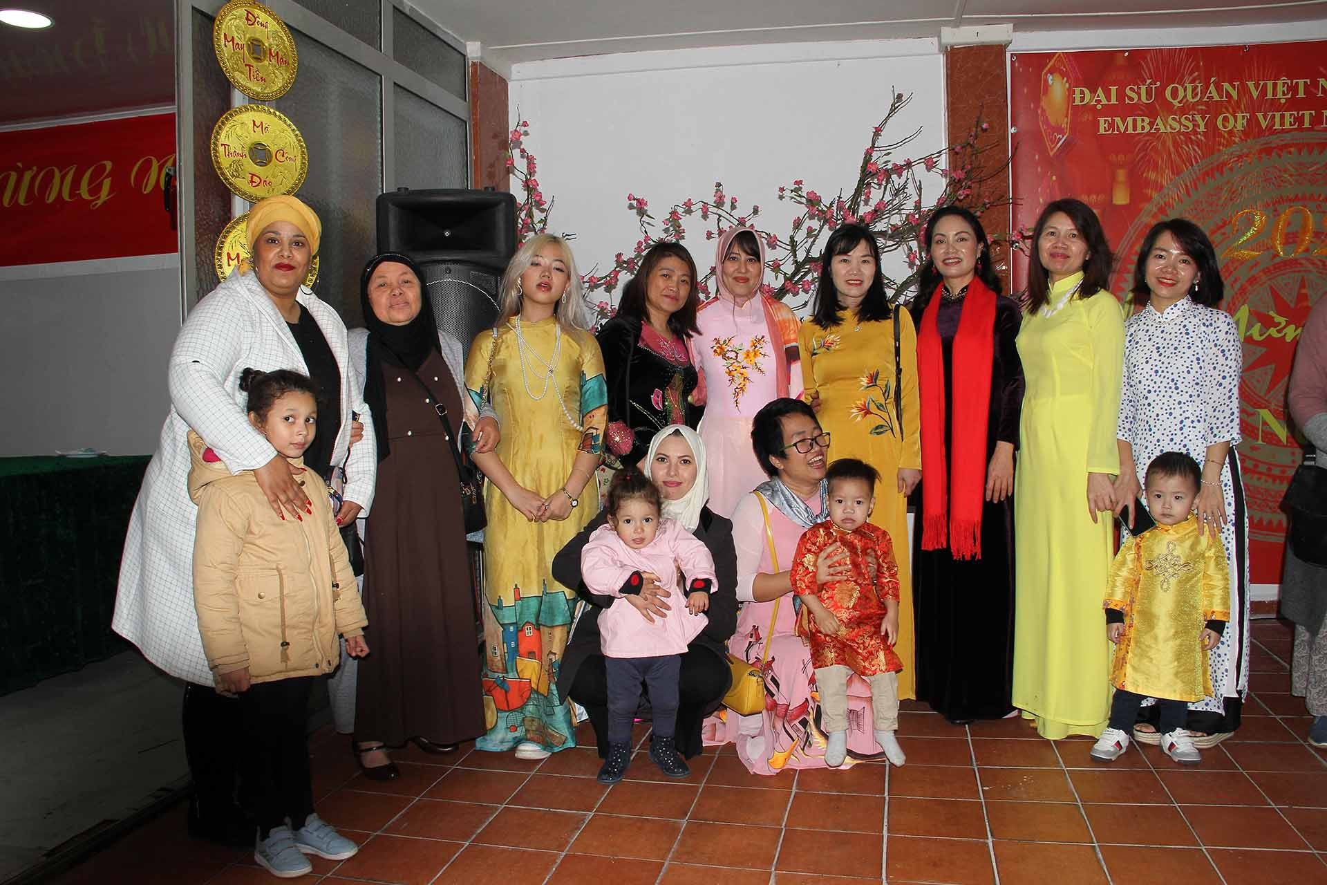 Bà con người Algeria gốc Việt chụp ảnh lưu niệm lại sự kiện.