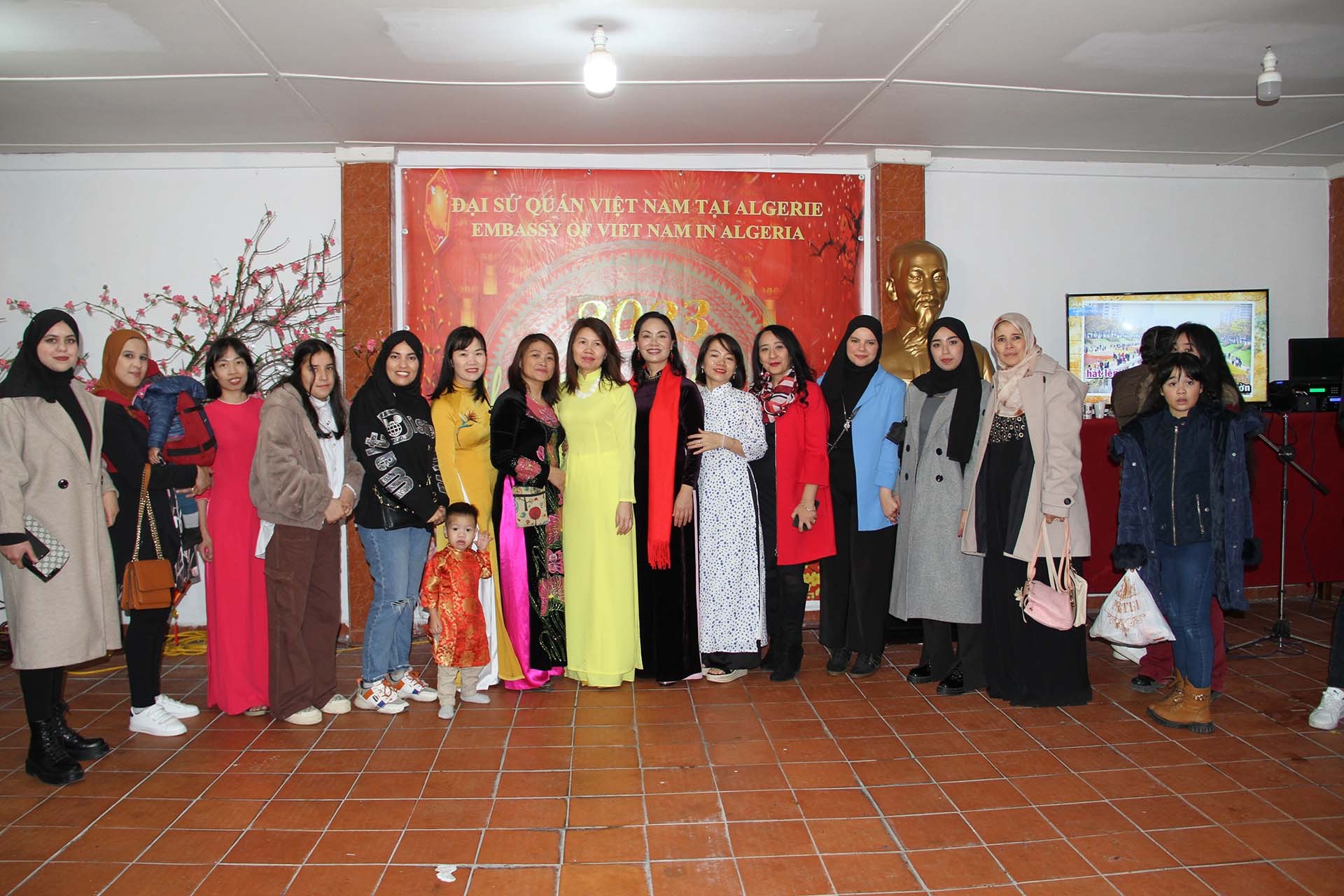 Bà con người Algeria gốc Việt chụp ảnh lưu niệm lại sự kiện.