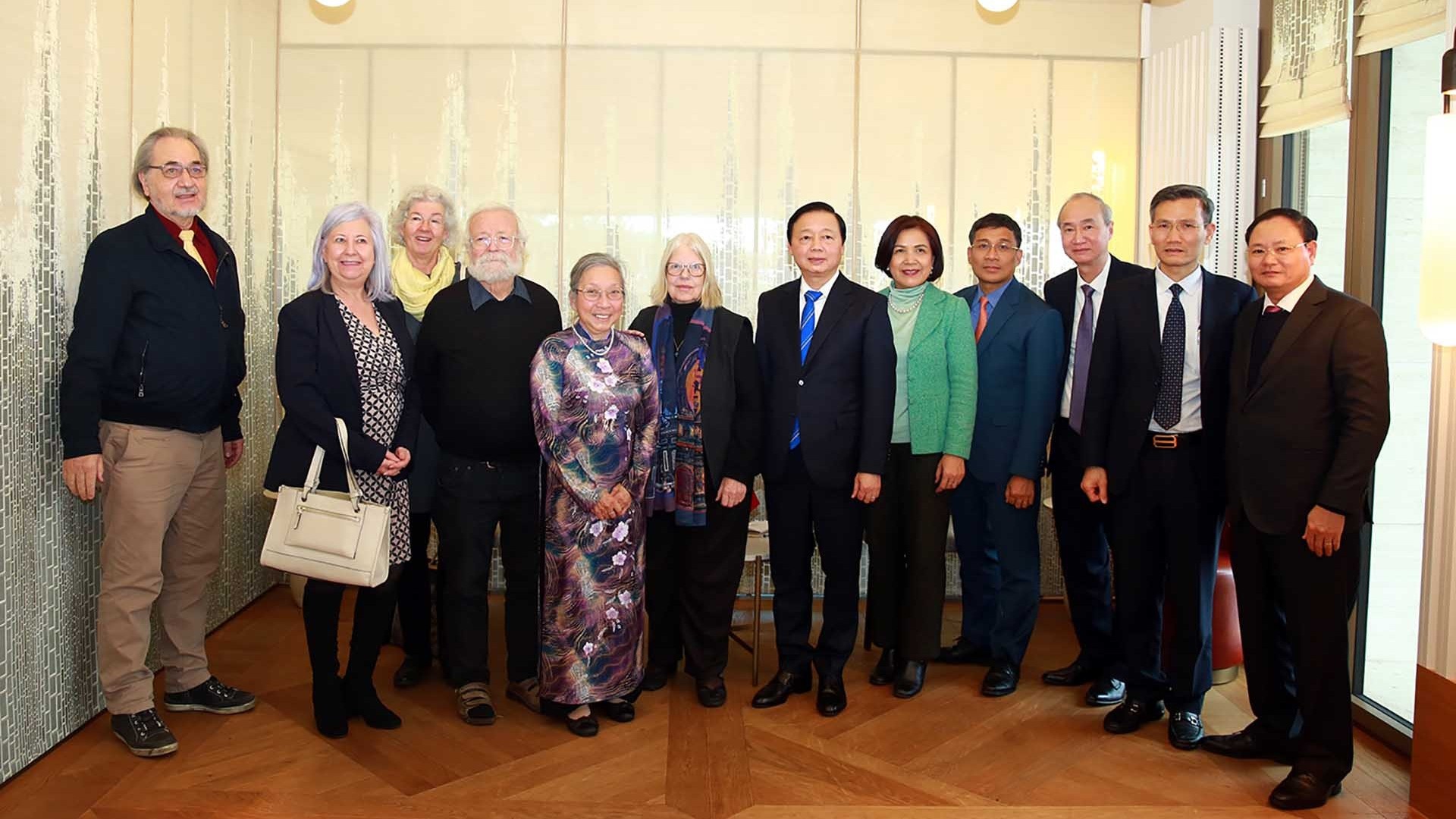 Phó Thủ tướng Trần Hồng Hà tiếp Chủ tịch Hội Hữu nghị Thụy Sỹ-Việt Nam và gặp gỡ cộng đồng người Việt Nam tại Thụy Sỹ